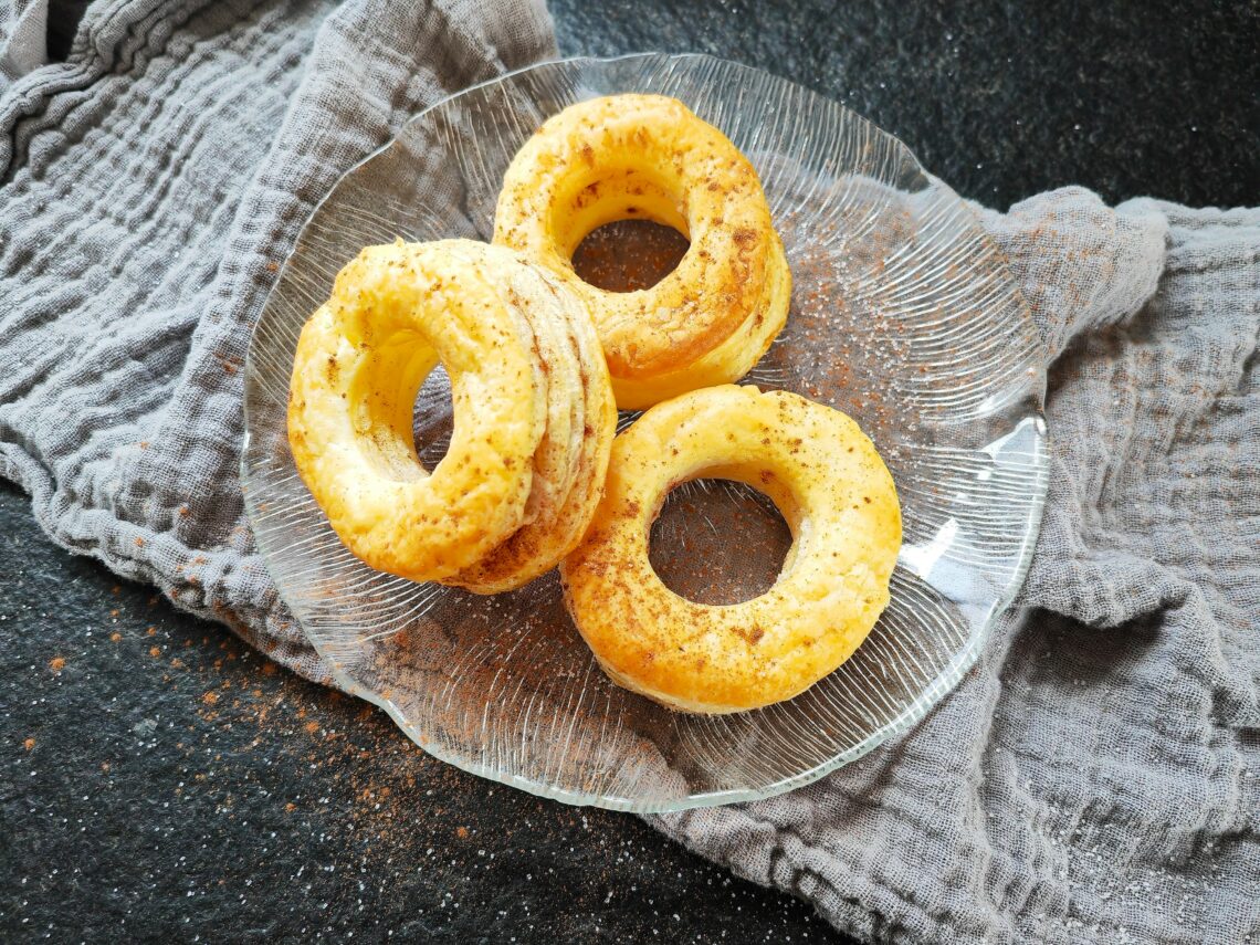 Cronuts selber machen - so einfach geht es! Hier im Foodblog Cappotella.de findest du ein kinderleichtes Rezept für vegane Cronuts mit nur 3 Zutaten. So lecker!