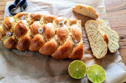 Du möchtest einen einfachen Hefezopf ohne Ei backen? Dann bist du bei meinem Rezept für Osterzopf genau richtig. So lecker und vegan!