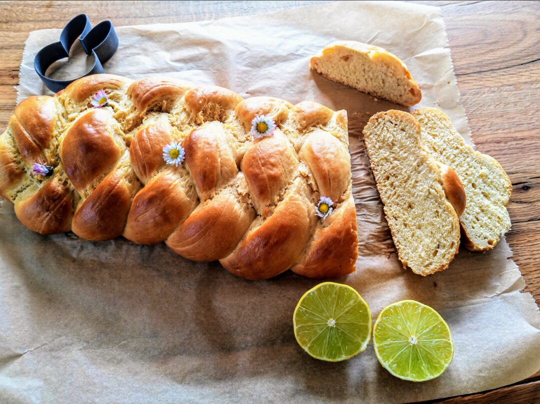 Du möchtest einen einfachen Hefezopf ohne Ei backen? Dann bist du bei meinem Rezept für Osterzopf genau richtig. So lecker und vegan!