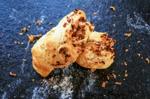 Diese herzhaften Wurzelbrötchen mit Röstzwiebeln musst du unbedingt probieren. Die Zwiebelbrötchen mit Übernachtgare - ein einfaches Rezept!