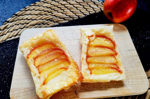 Blätterteigteilchen mit karamellisiertem Apfel gewünscht? Dann solltest du diese schnellen Apfel Tartelettes unbedingt ausprobieren! So lecker!