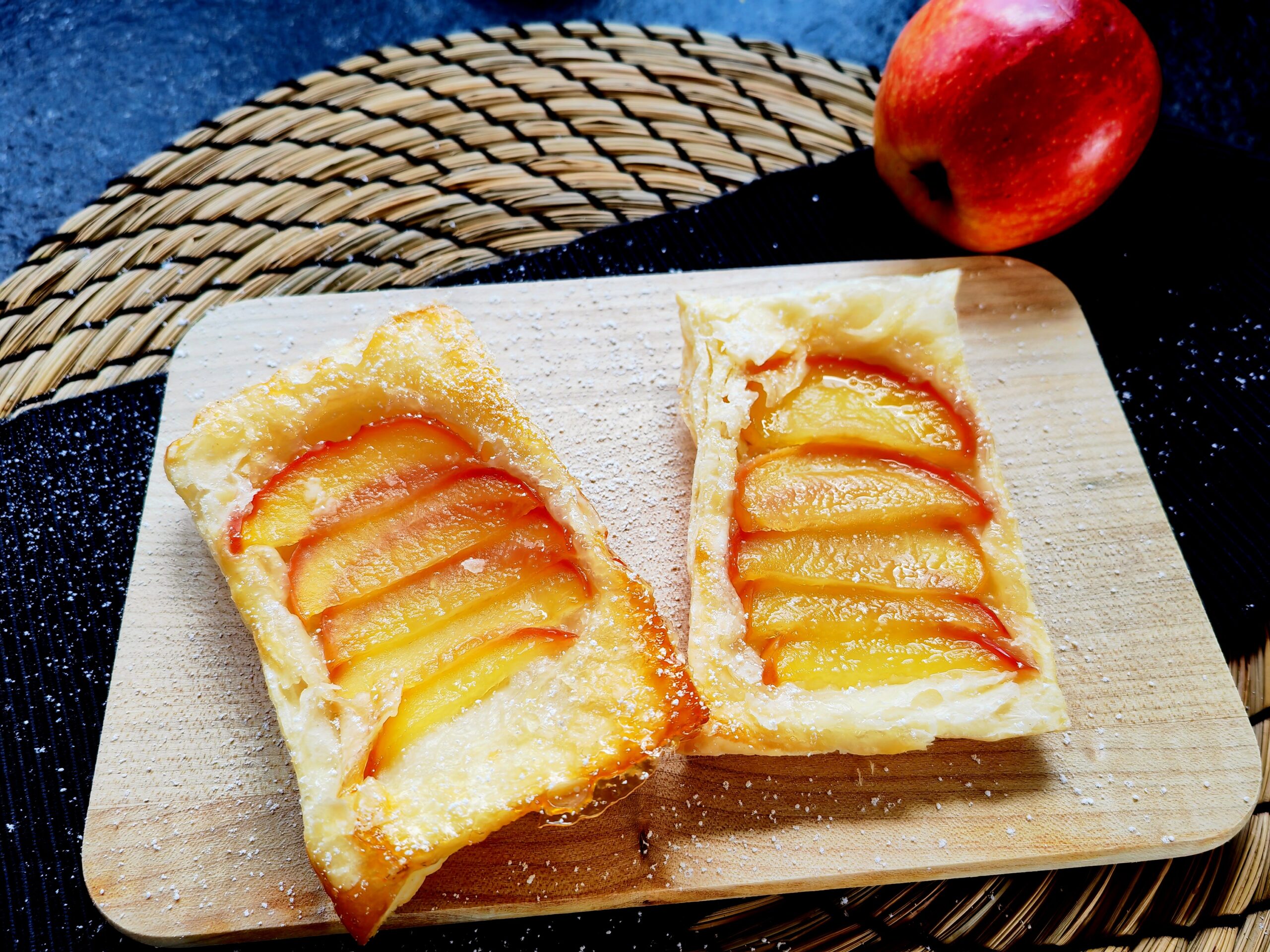 Blätterteigteilchen mit karamellisiertem Apfel gewünscht? Dann solltest du diese schnellen Apfel Tartelettes unbedingt ausprobieren! So lecker!