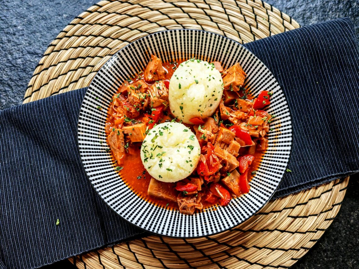 Du willst veggie Gulasch kochen & weißt nicht wie? Dann solltest du dir unbedingt mein Gulasch Rezept mit Jackfruit anschauen. Einfach & Lecker