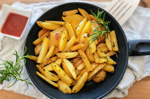 Du liebst Pommes, aber hast weder Fritteuse noch Backofen? Dann solltest du dieses Rezept für Pfannen-Pommes unbedingt probieren! So gut!