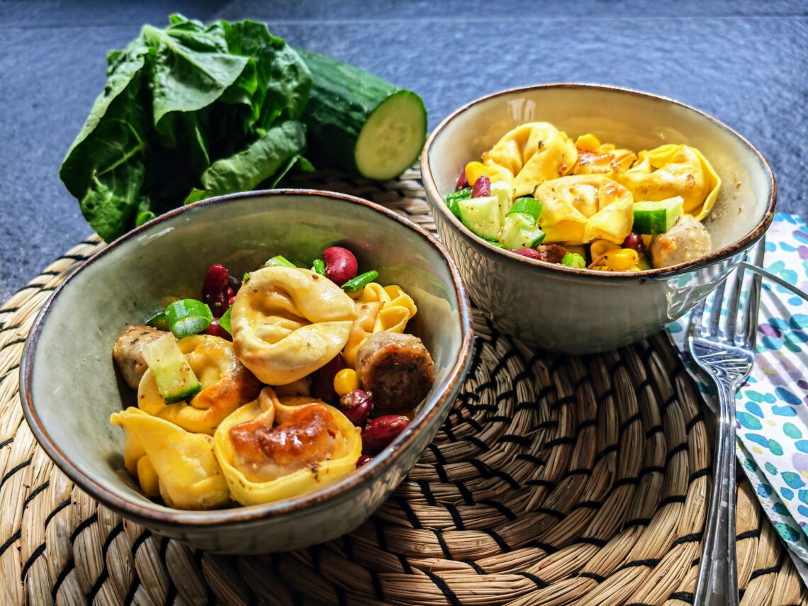 Mein sommerlicher Tortellinisalat eignet sich perfekt als Beilage zum Grillen oder als leichte Mahlzeit bei warmen Temperaturen. So lecker!