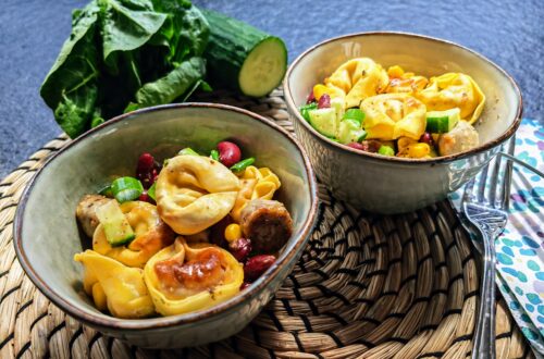 Mein sommerlicher Tortellinisalat eignet sich perfekt als Beilage zum Grillen oder als leichte Mahlzeit bei warmen Temperaturen. So lecker!