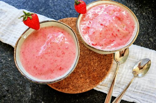 Mega leckere und einfache Nicecream mit Erdbeeren. Dieses Rezept für Erdbeer Nicecream musst du unbedingt ausprobieren!