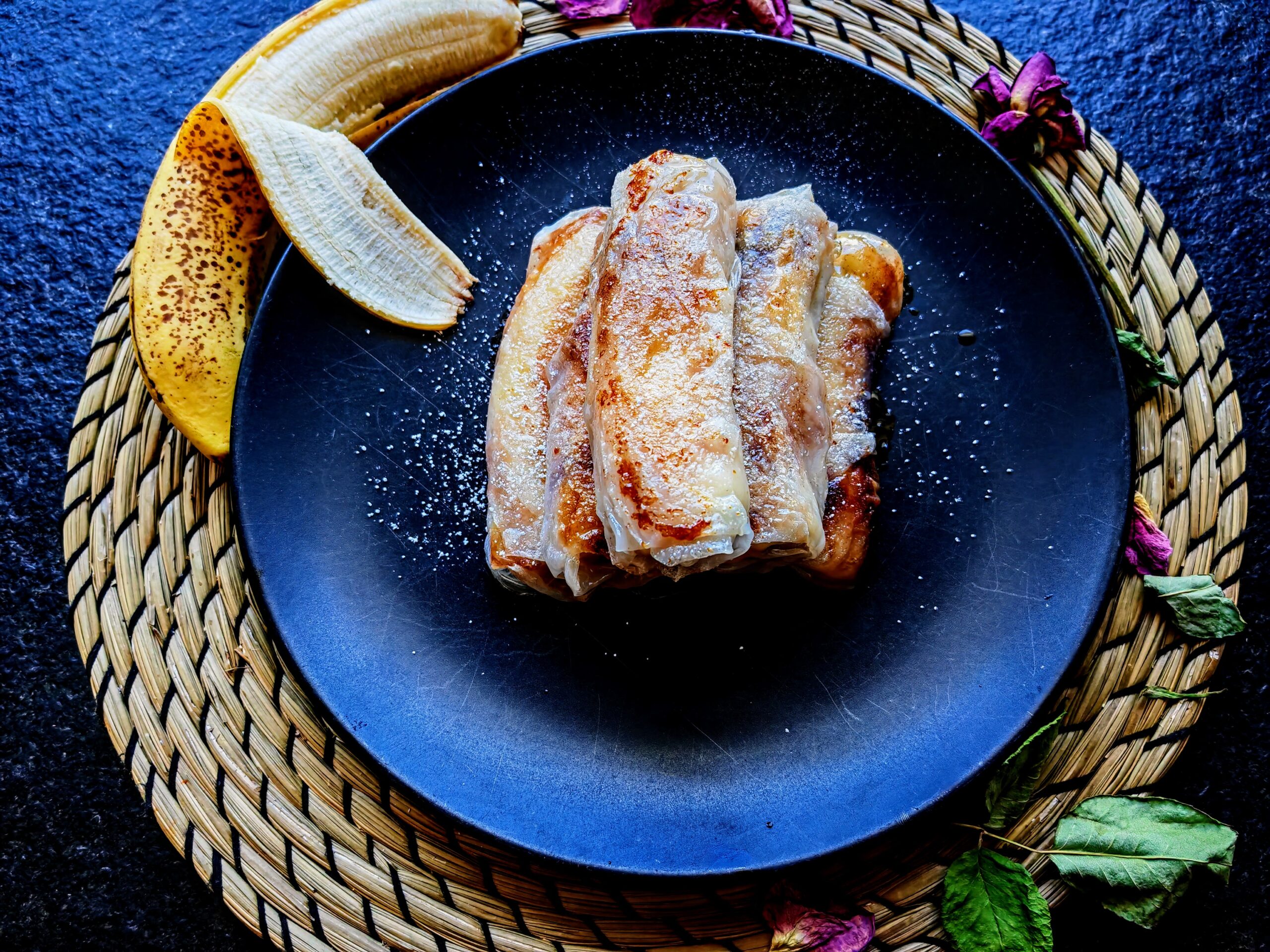 Gebackene Banane ist ein leckeres und einfaches Dessert aus wenigen Zutaten, das in wenigen Handgriffen zubereitet und verzehrfertig ist.