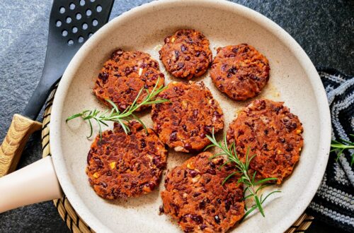 Einfache Burger Patties aus Kidneybohnen selber machen - vegan, schnell, lecker! Dieses Rezept wirst du lieben. Probier es aus!