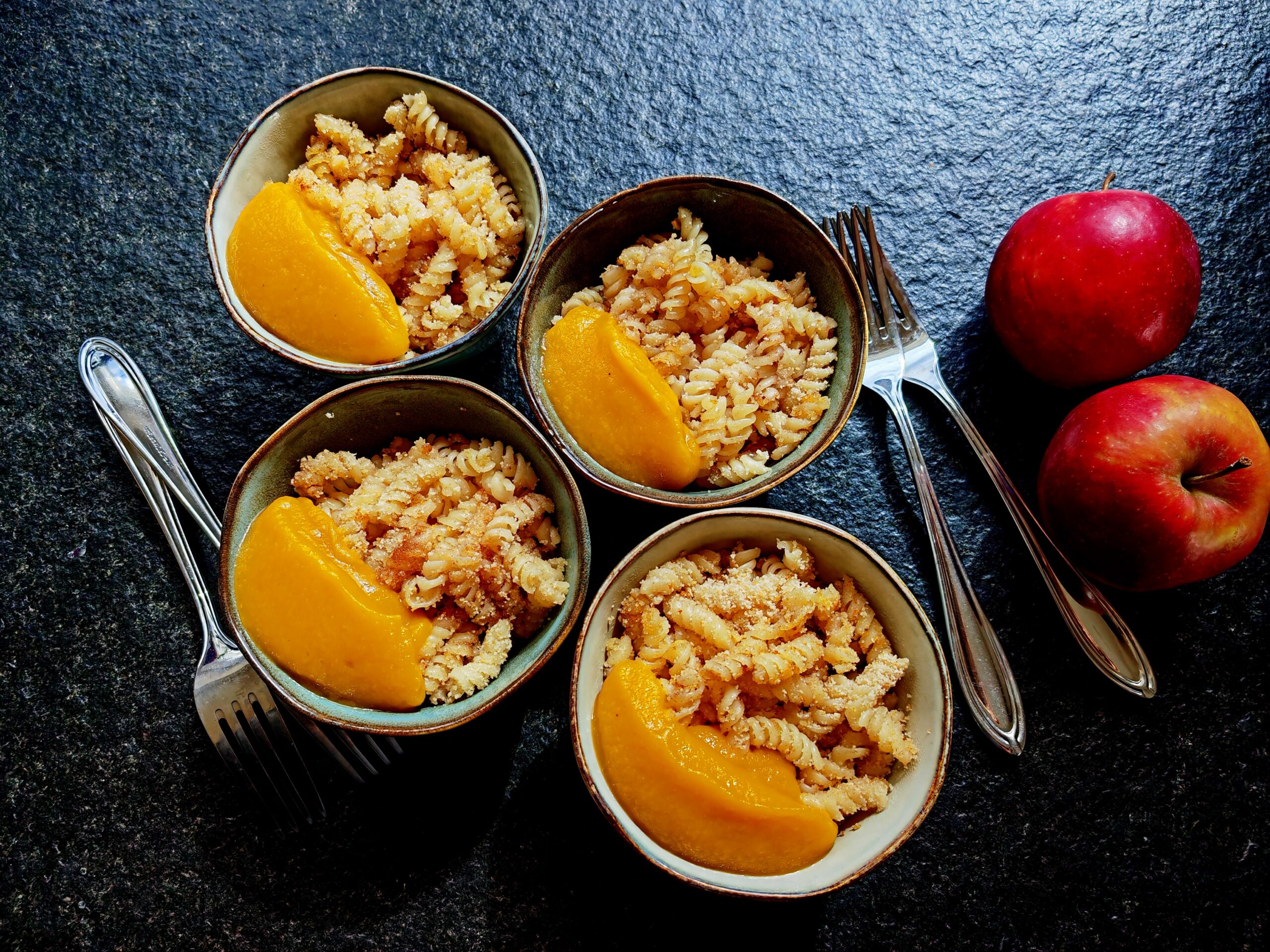 Süße Nudeln mit Semmelbrösel // Klassiker aus der Kindheit - Cappotella Süße Nudeln mit Semmelbrösel // Klassiker aus der Kindheit - Cappotella