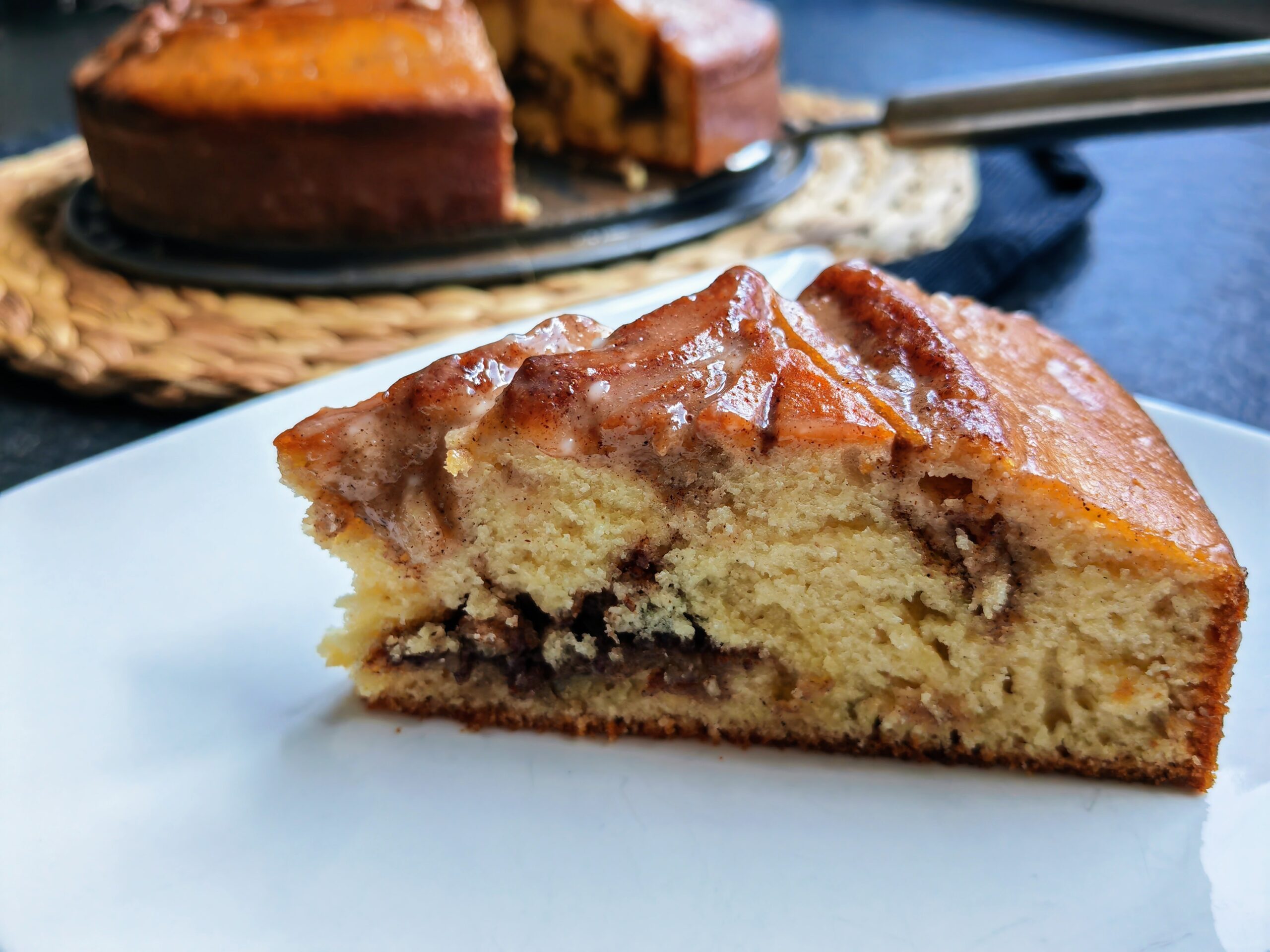 Saftiger Zimtschneckenkuchen ohne Ei! Bei Julie findest du ein einfaches veganes Rezept für diesen Kuchen mit der richtigen Dosis Zimt und Liebe. Druck dir das Rezept am besten direkt aus, damit du es nachbacken kannst!