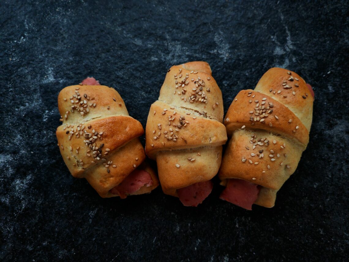 Heißer Willi, Würstchen im Schlafrock, Mini Hörnchen - so einfach, so lecker! Ich zeige dir, wie du sie vegan zubereiten kannst.