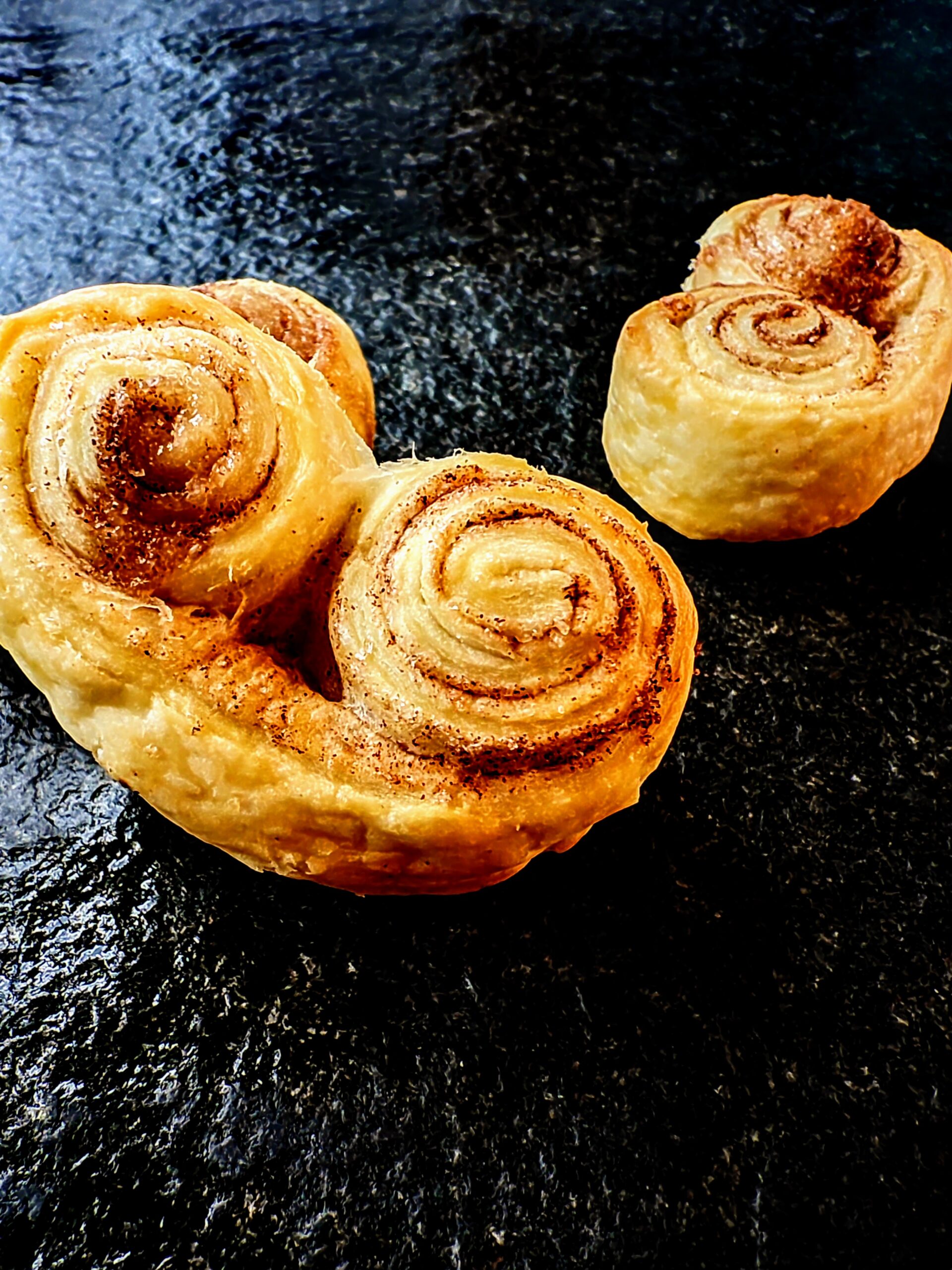 Schweineohren aus Blätterteig - einfache Plätzchen aus nur drei Zutaten ... Schweineohren aus Blätterteig - einfache Plätzchen aus nur drei Zutaten ...