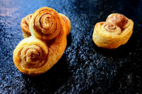 Schweineohren aus Blätterteig backen - ein einfaches Rezept für spontanen Besuch oder einfach zwischendurch #backen #rezept #plätzchen #backrezept