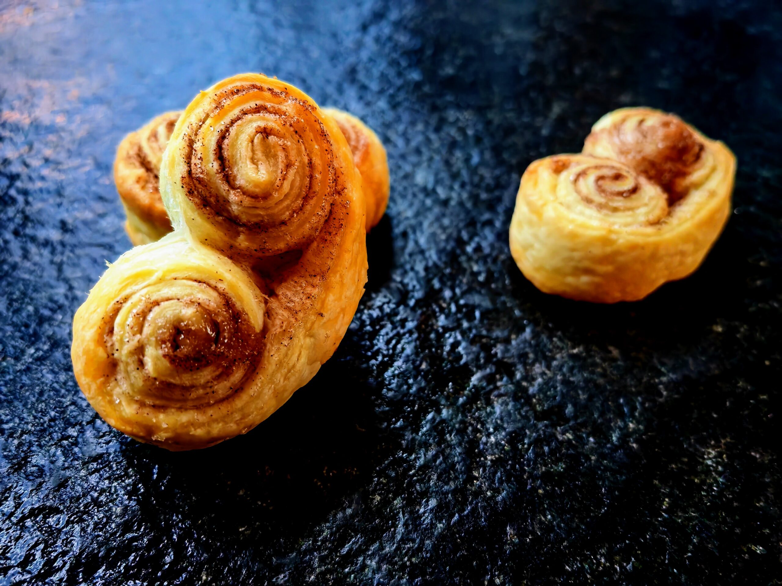 Schweineohren aus Blätterteig backen - ein einfaches Rezept für spontanen Besuch oder einfach zwischendurch #backen #rezept #plätzchen #backrezept