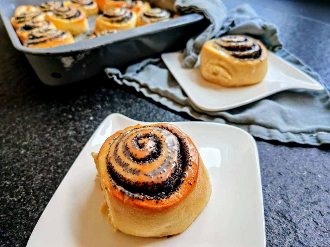 Saftige Mohnschnecken aus Hefeteig. Hier findest du ein einfaches Rezept für Poppy Seed Rolls. Nachbacken und genießen mit dem plantbased Foodblog Cappotella.de