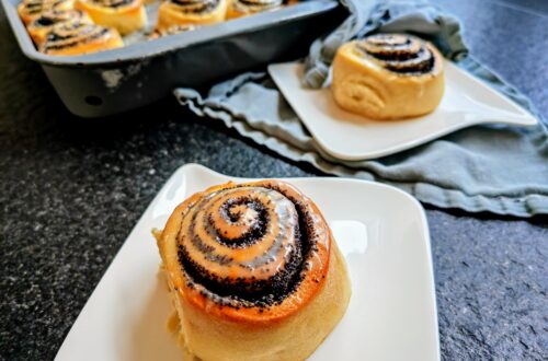 Saftige Mohnschnecken aus Hefeteig. Hier findest du ein einfaches Rezept für Poppy Seed Rolls. Nachbacken und genießen mit dem plantbased Foodblog Cappotella.de