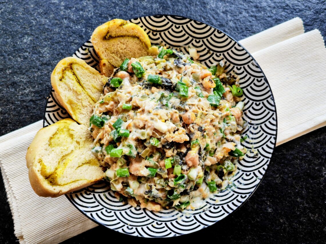 Veganer Thunfischsalat aus Kichererbsen - hier findest du ein einfaches Rezept für deine Gravings auf Thunfisch. So schnell, so lecker!