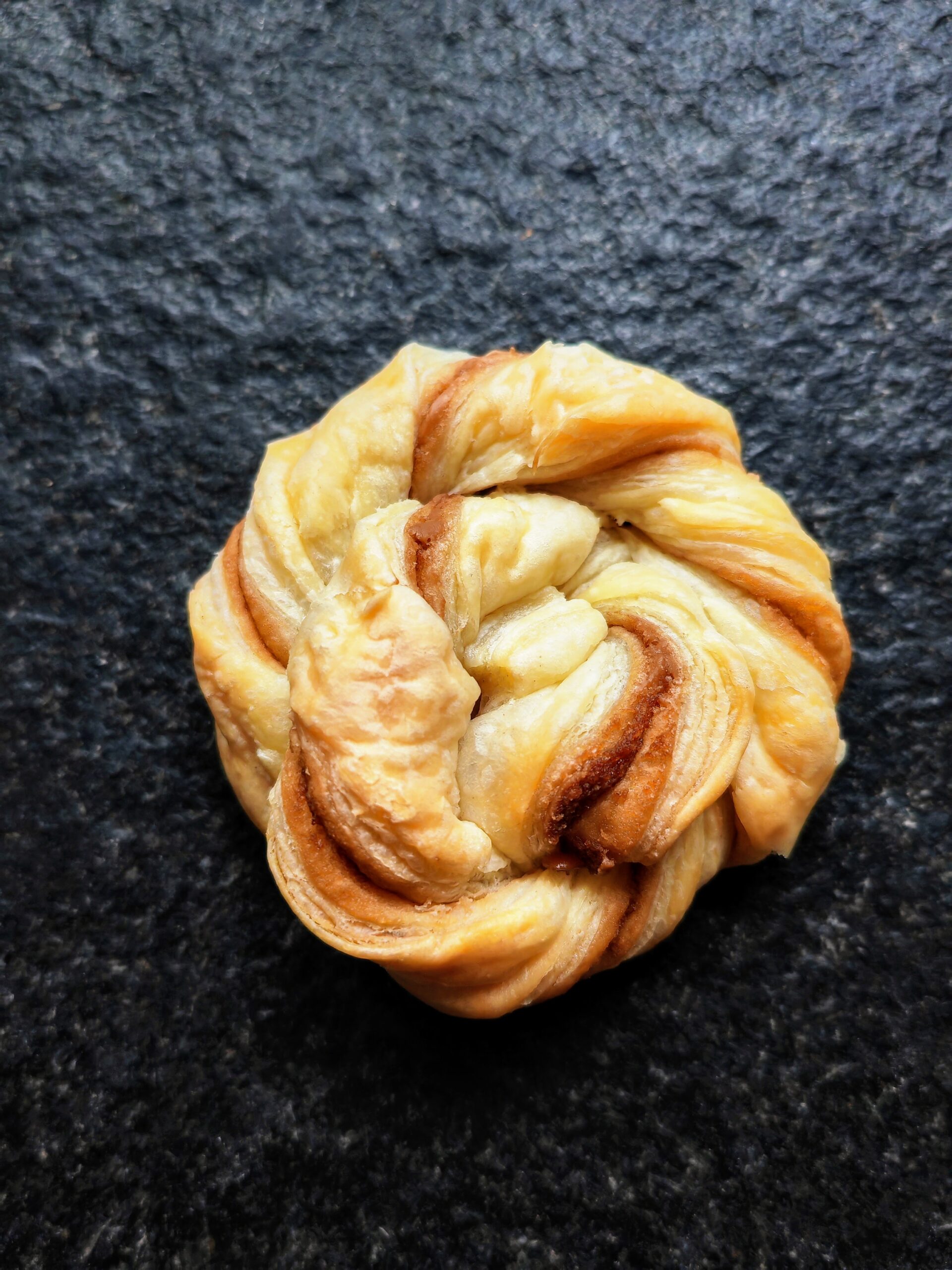 Blätterteigknoten mit Biscoffcreme - so lecker! Dieses Rezept aus nur zwei Zutaten musst du probieren!