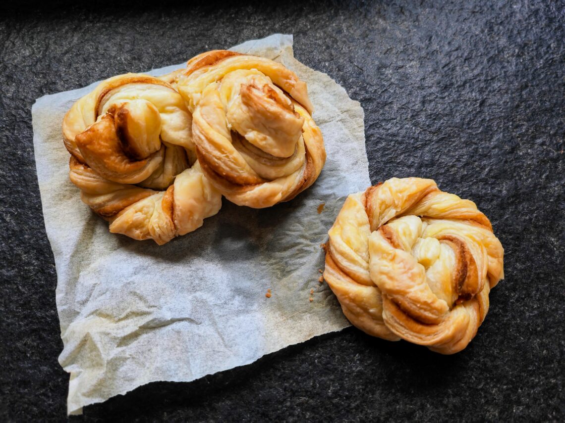 Dieses einfache Rezept für Blätterteigknoten musst du unbedingt ausprobieren - so schnell, so lecker!