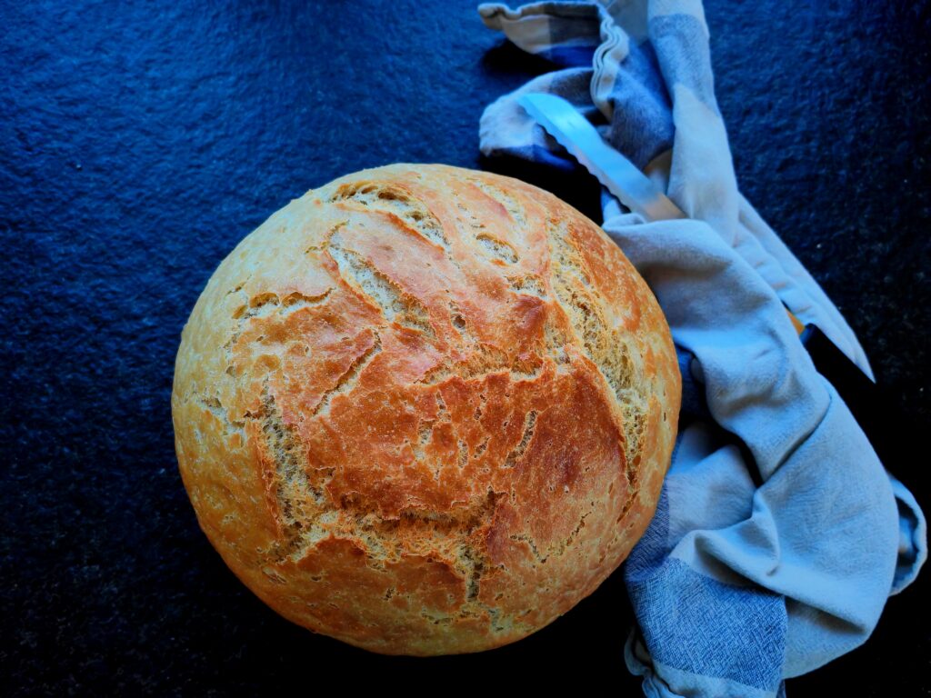 Einfaches Dinkelbrot aus dem gusseisernen Topf // Topfbrot für Faule ... Einfaches Dinkelbrot aus dem gusseisernen Topf // Topfbrot für Faule ...