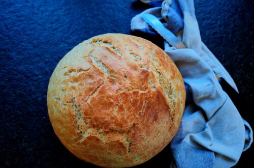 Dieses saftige Dinkelbrot mit schön knackender Kruste bekommst du mit wenig Zeitaufwand hin. Hier findest du ein einfaches Rezept für mein Topfbrot