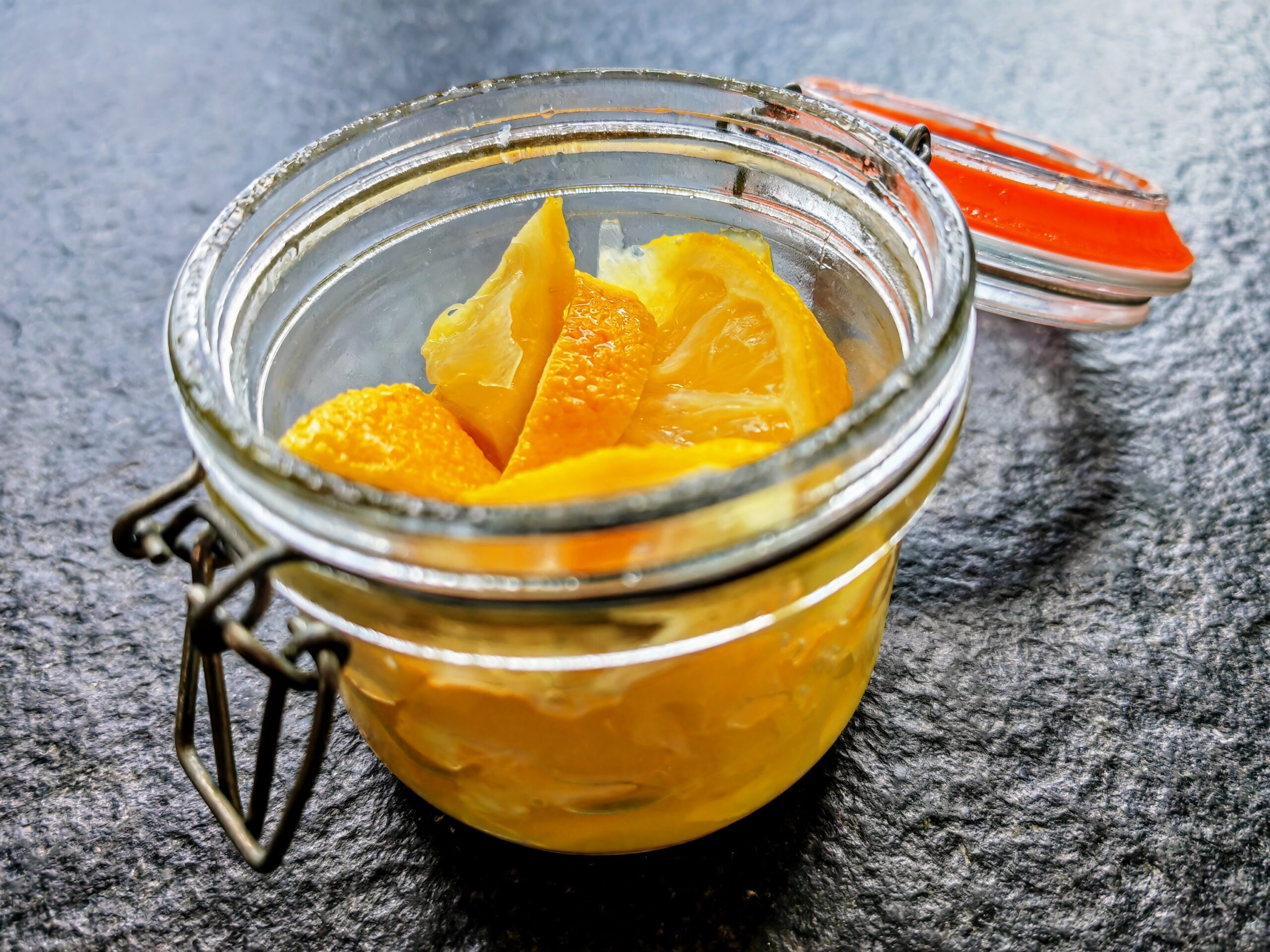 Salzzitronen selber machen: So einfach kannst du Zitronen fermentieren und für deine Lieblingsgerichte haltbar machen - ein einfaches Rezept!