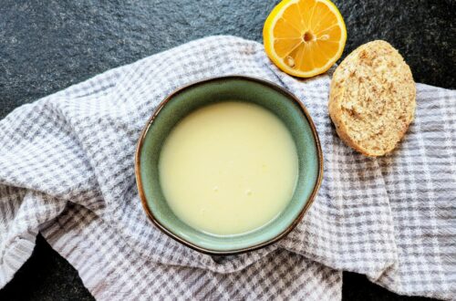 Hier findest du ein kinderleichtes Rezept für köstlich aromatische Spargelsuppe aus Schalen. So einfach funktioniert Resteverwertung.