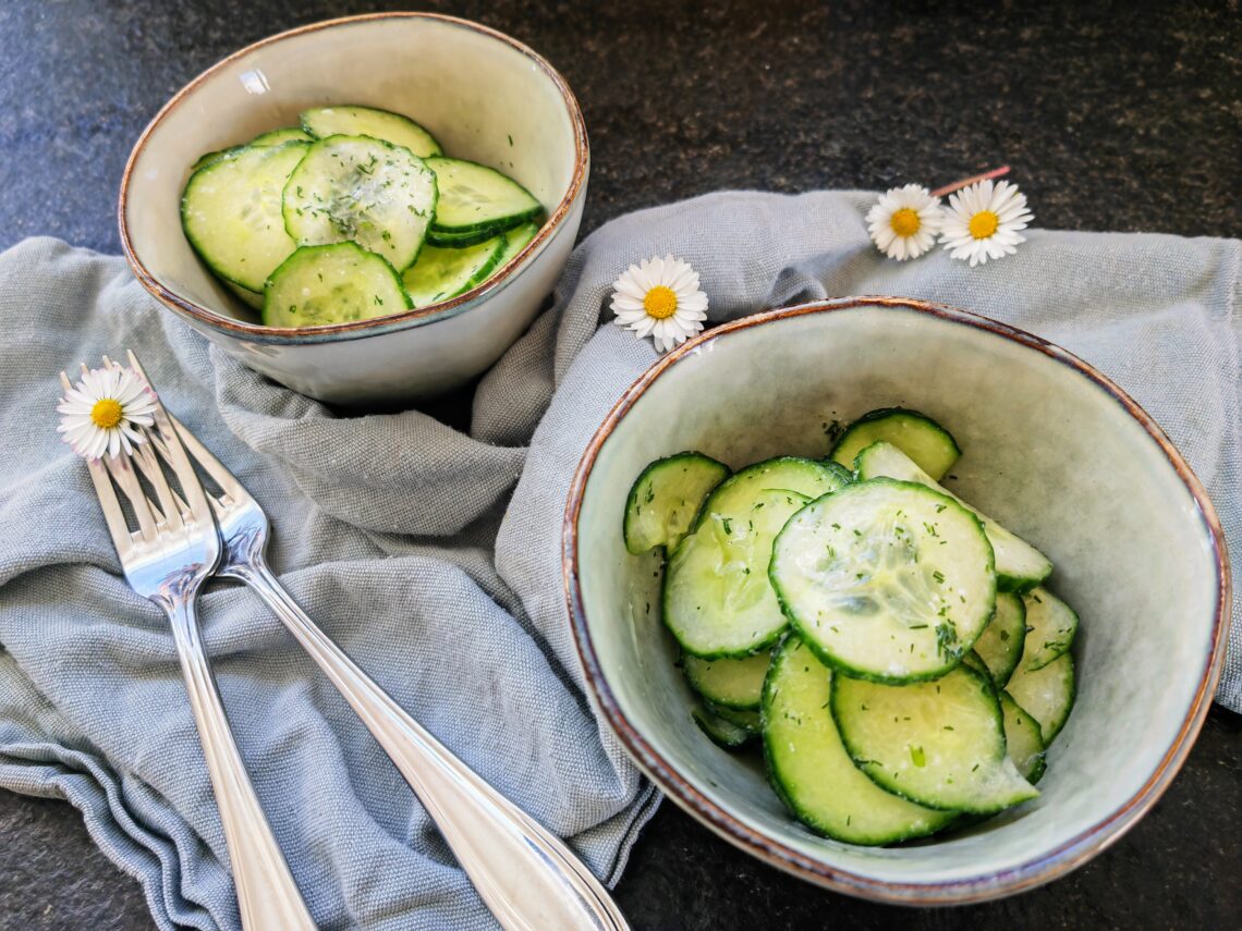 Klassischer Gurkensalat wie von Oma - dieses Rezept wirst du lieben! Ganz einfach und schnell kannst du den Salat zubereiten. So lecker!