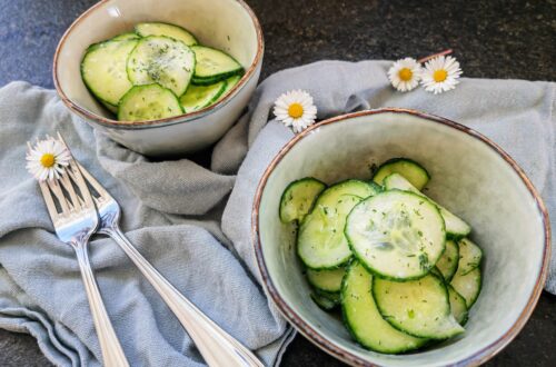 Klassischer Gurkensalat wie von Oma - dieses Rezept wirst du lieben! Ganz einfach und schnell kannst du den Salat zubereiten. So lecker!