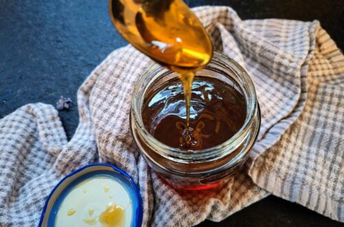 Löwenzahnhonig selber machen - so einfach zauberst du eine vegane Alternative zu Bienenhonig mit vollem Geschmack.