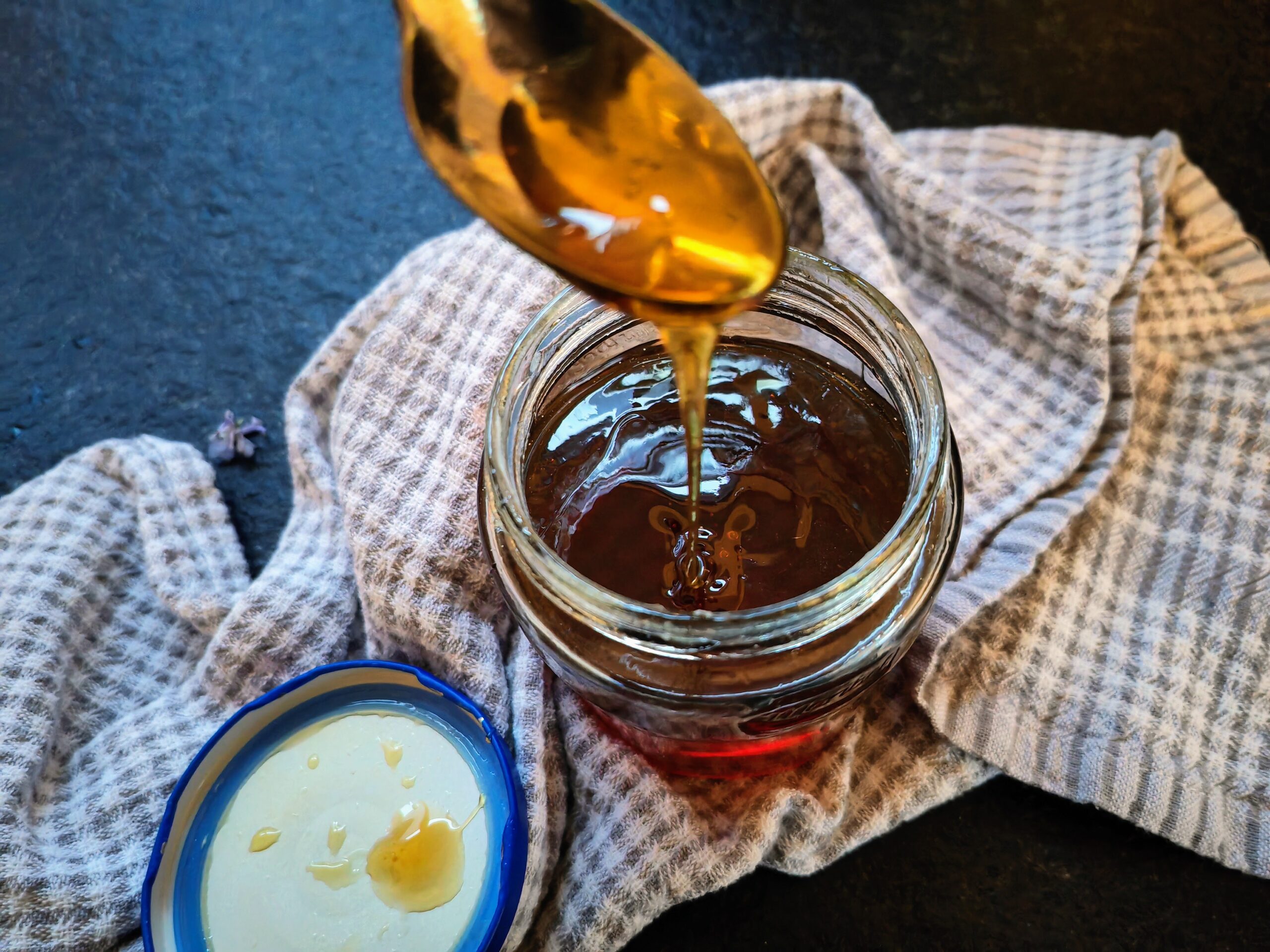 Löwenzahnhonig selber machen - so einfach zauberst du eine vegane Alternative zu Bienenhonig mit vollem Geschmack.