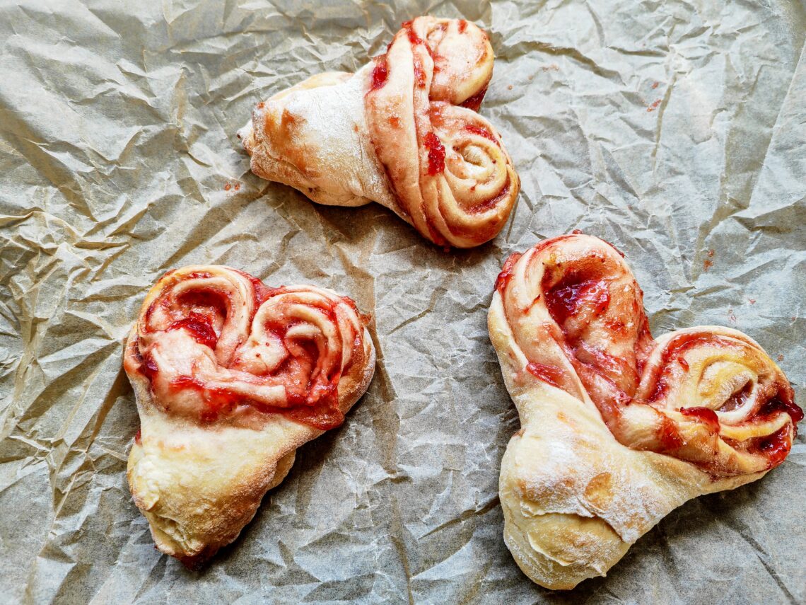 Hefeherzen mit Marmeladenfüllung - so einfach, so gut! Perfekt für den Muttertag, Valentinstag oder einfach so, wenn du deiner Angebeteten eine Freude machen möchtest!