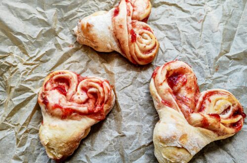 Hefeherzen mit Marmeladenfüllung - so einfach, so gut! Perfekt für den Muttertag, Valentinstag oder einfach so, wenn du deiner Angebeteten eine Freude machen möchtest!