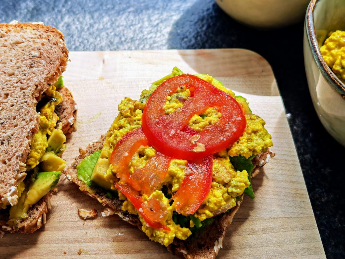 Schnell, einfach und vegan - das Scrambled Tofu Sandwich sieht nicht nur lecker aus, es schmeckt auch so!