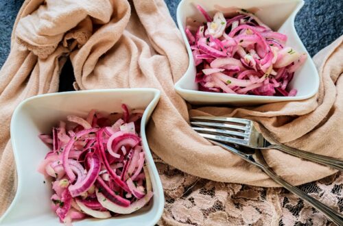 Einfacher Zwiebelsalat mit einem Zitronendressing! Dieses Rezept musst du probieren! Perfekt als Grillbeilage oder zu Kartoffelbrei