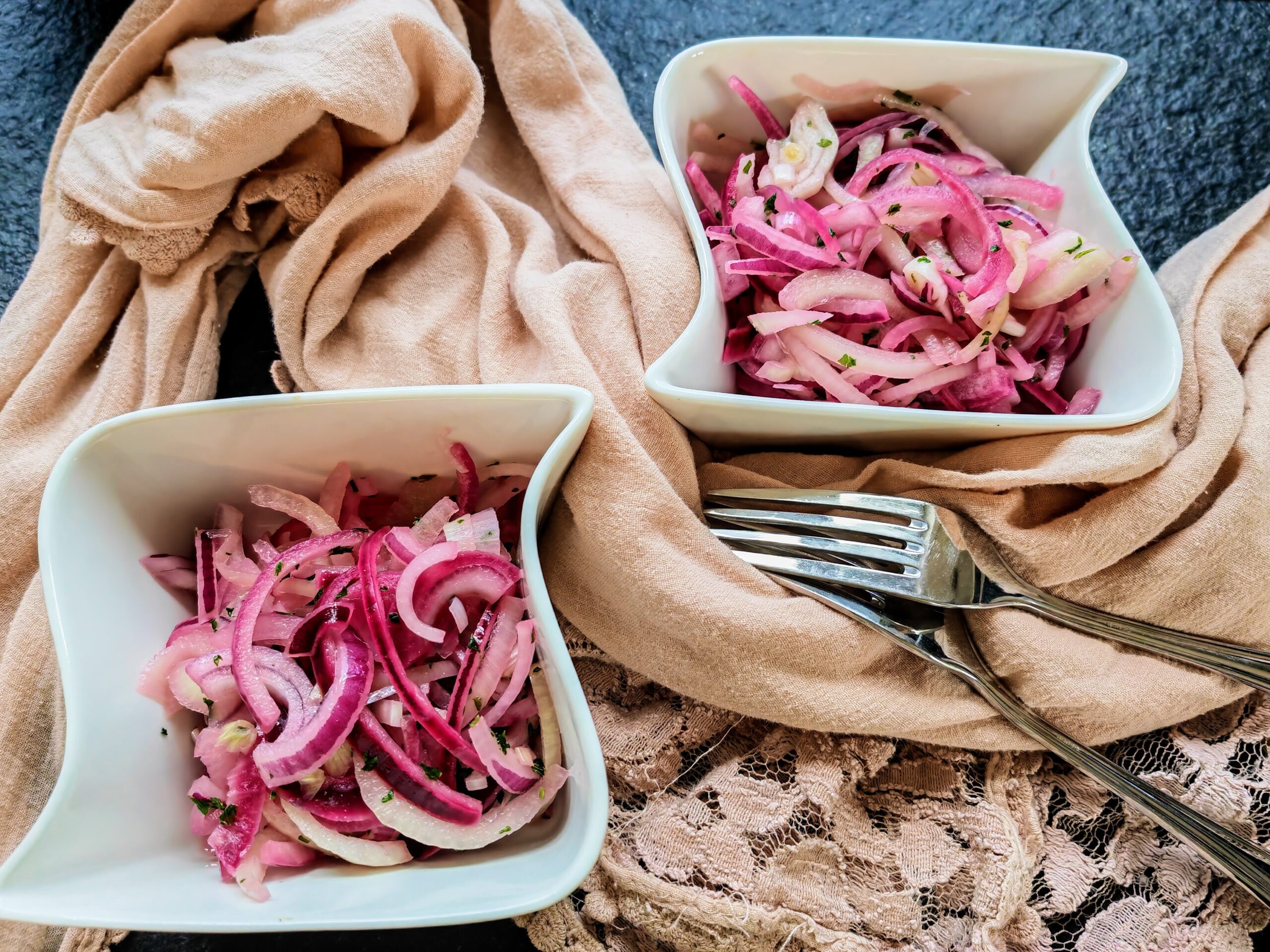 Einfacher Zwiebelsalat mit einem Zitronendressing! Dieses Rezept musst du probieren! Perfekt als Grillbeilage oder zu Kartoffelbrei