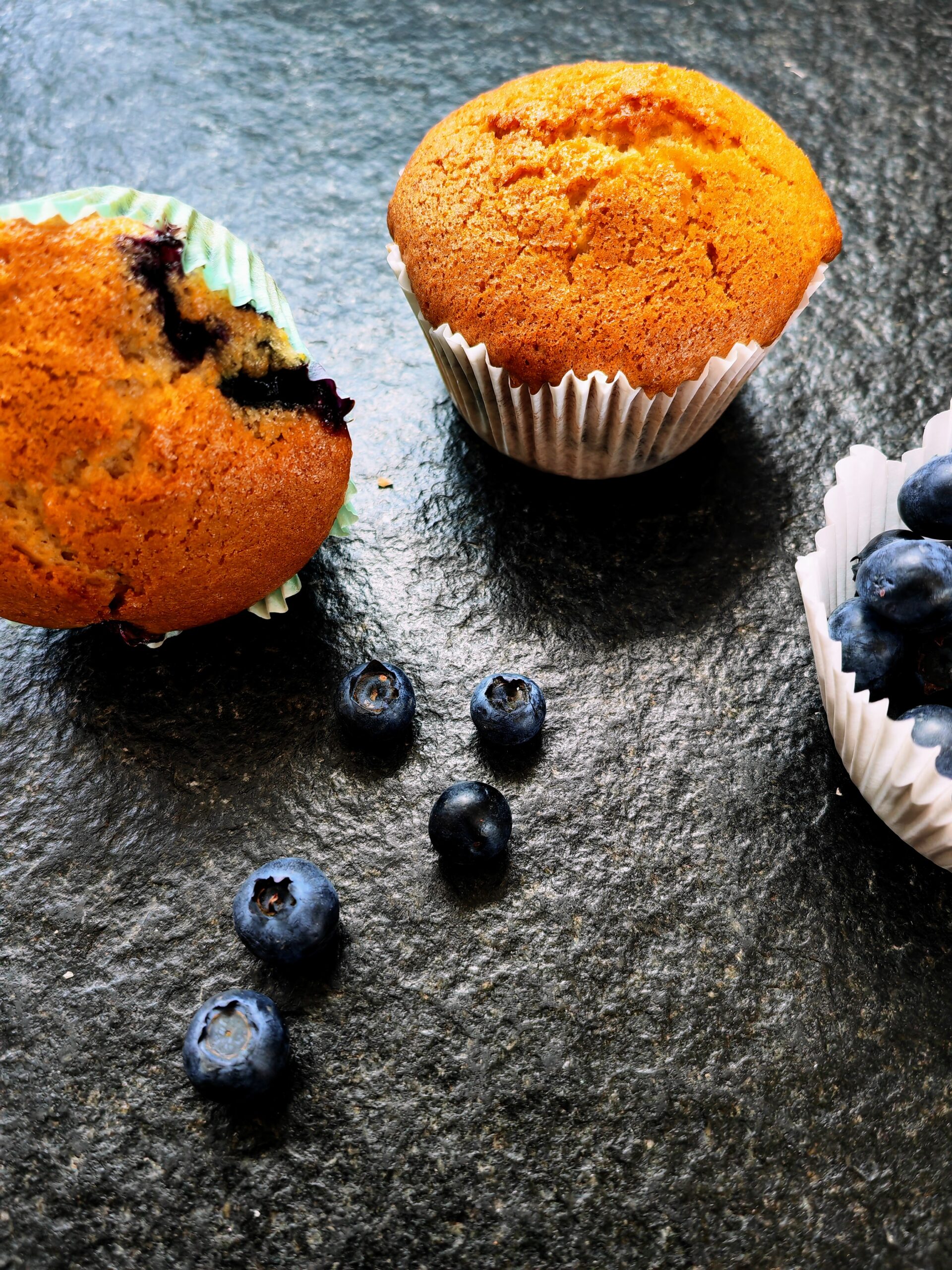 Die besten Blaubeermuffins ohne Ei // saftige vegane Heidelbeermuffins ...