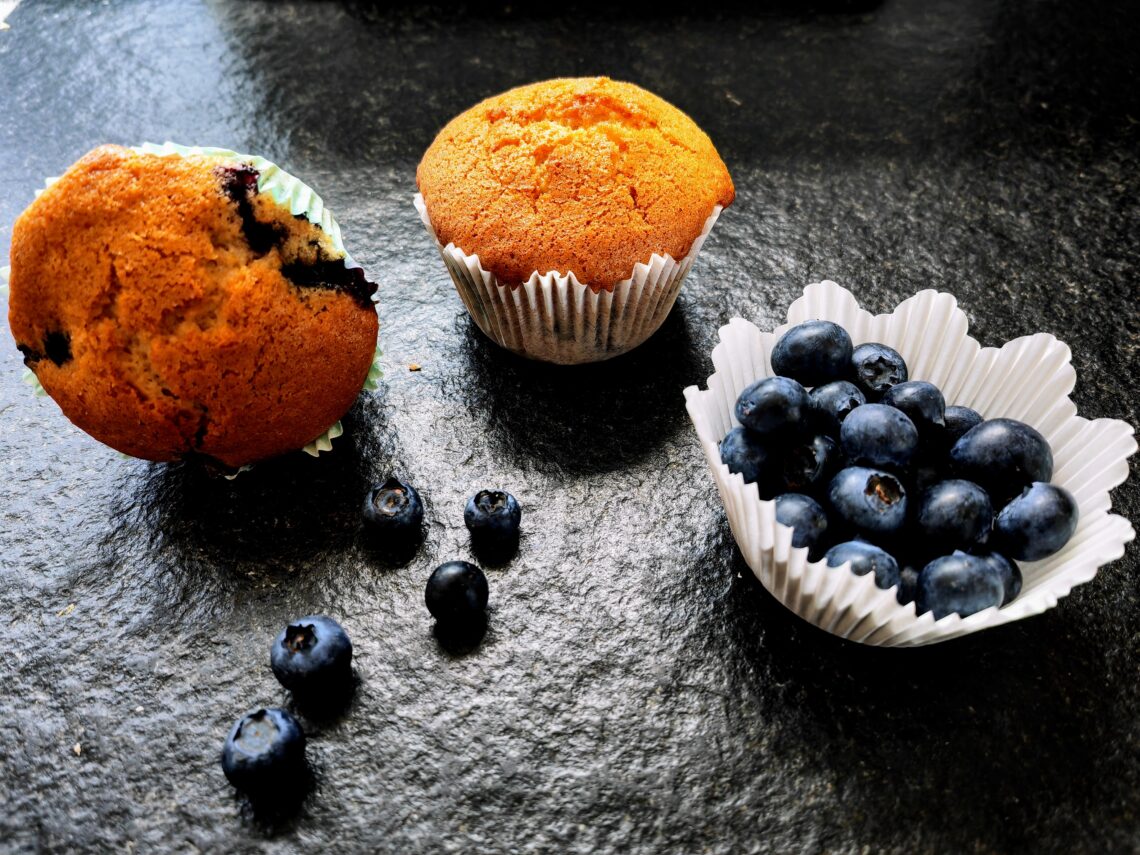 Diese Blaubeermuffins ohne Ei solltest du unbedingt testen. So einfach geht vegan backen! Teste das Rezept unbedingt aus!