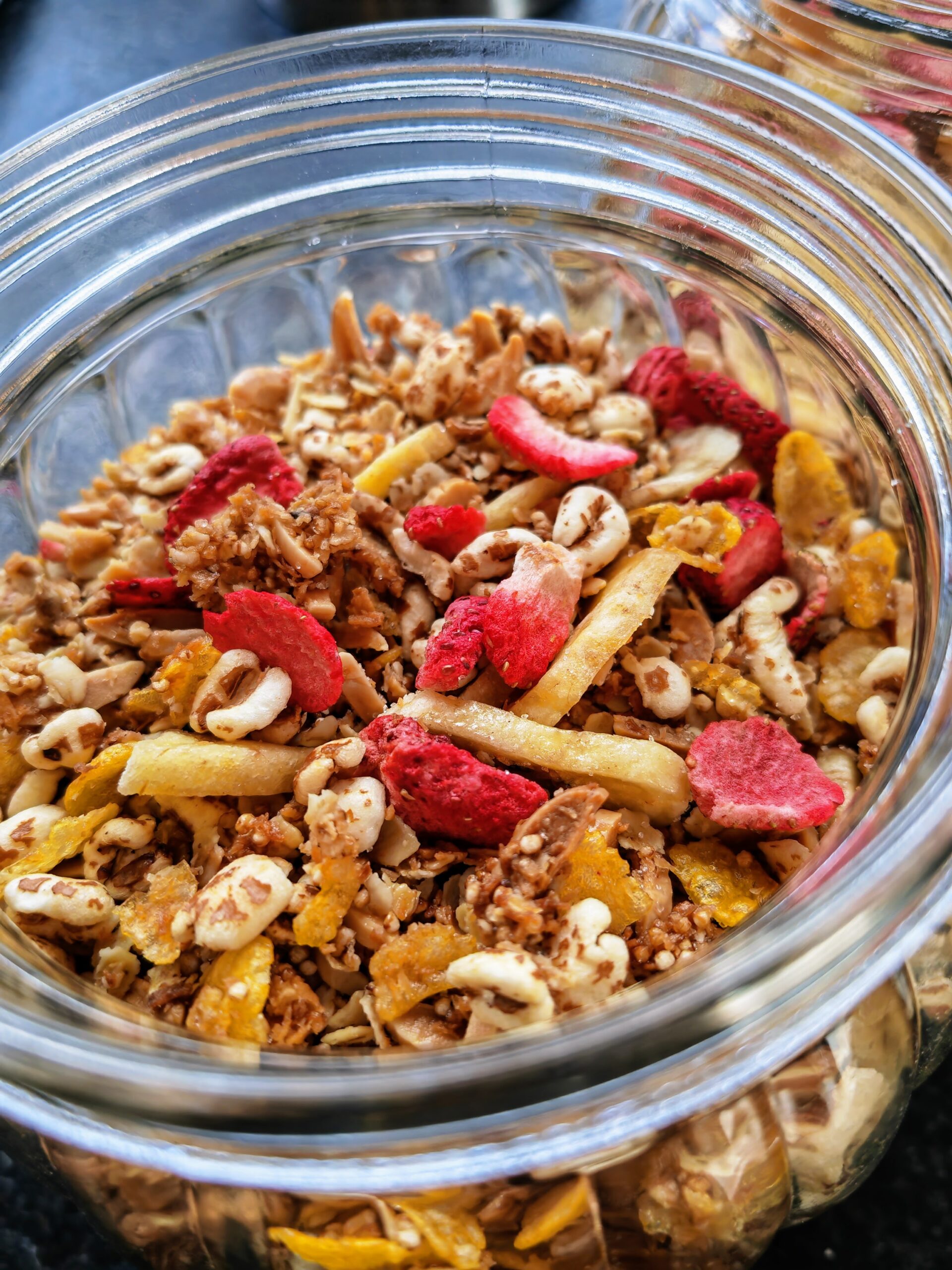 Sommergranola - ein einfaches Rezept für dein Geschenk aus der Küche. Das musst du unbedingt ausprobieren! Die genaue Anleitung findest du auf www.cappotella.de , dem Foodblog für schlichten veganen Genuss.