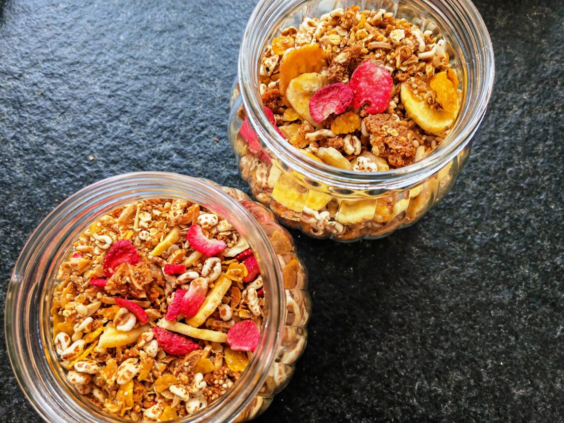 Granola selber machen? Ganz einfach mit diesem Rezept für Sommegranola mit getrockneten Erdbeeren, Mandeln und Kokosflocken. So lecker! #govegan #veganerezepte #granola