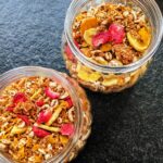 Granola selber machen? Ganz einfach mit diesem Rezept für Sommegranola mit getrockneten Erdbeeren, Mandeln und Kokosflocken. So lecker! #govegan #veganerezepte #granola