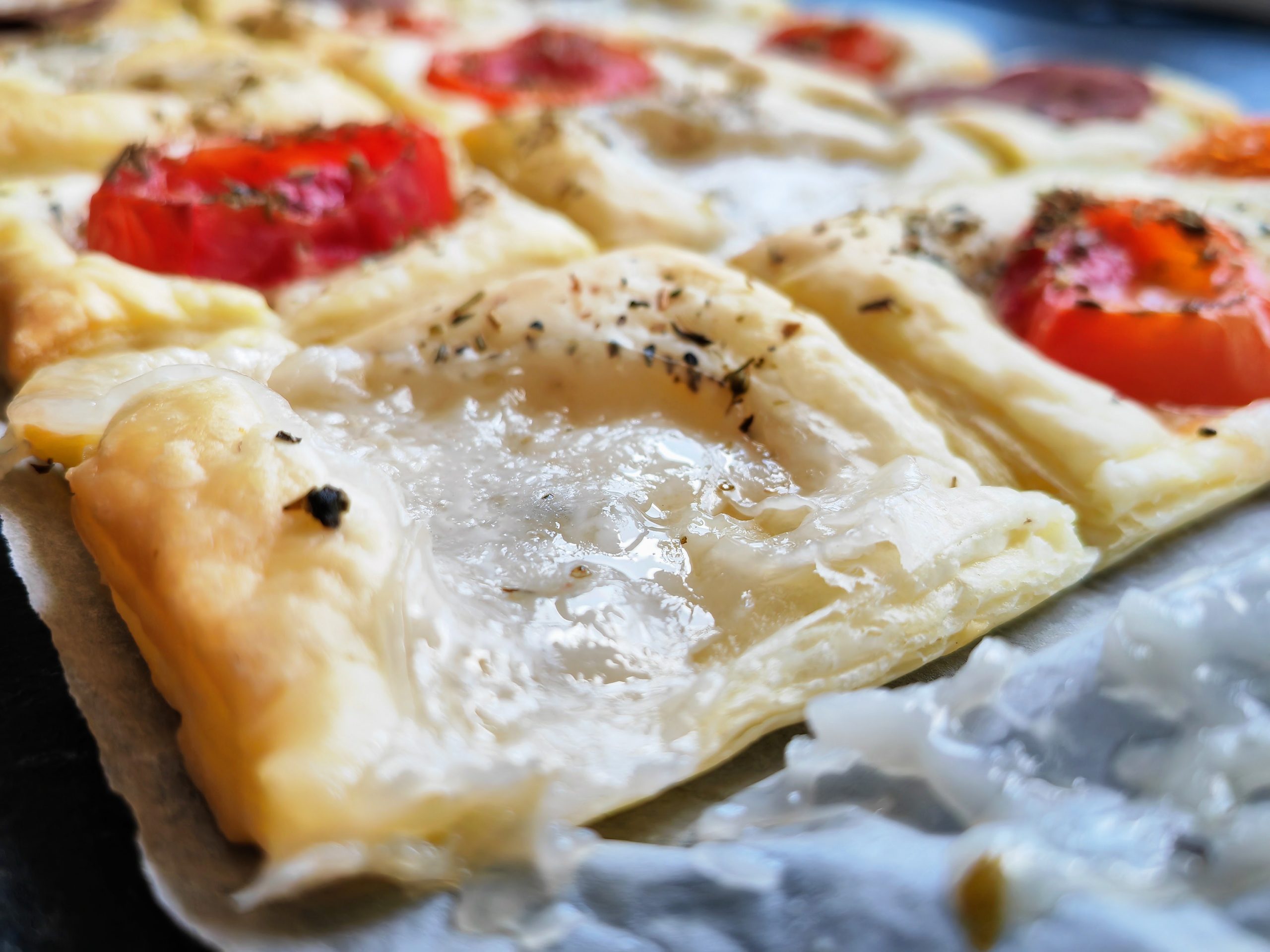 Leckere Blätterteig Schnitten als Partysnack, Beilage zu Salat oder Suppen. Dieses Rezept auf Cappotella.de musst du unbedingt ausprobieren.