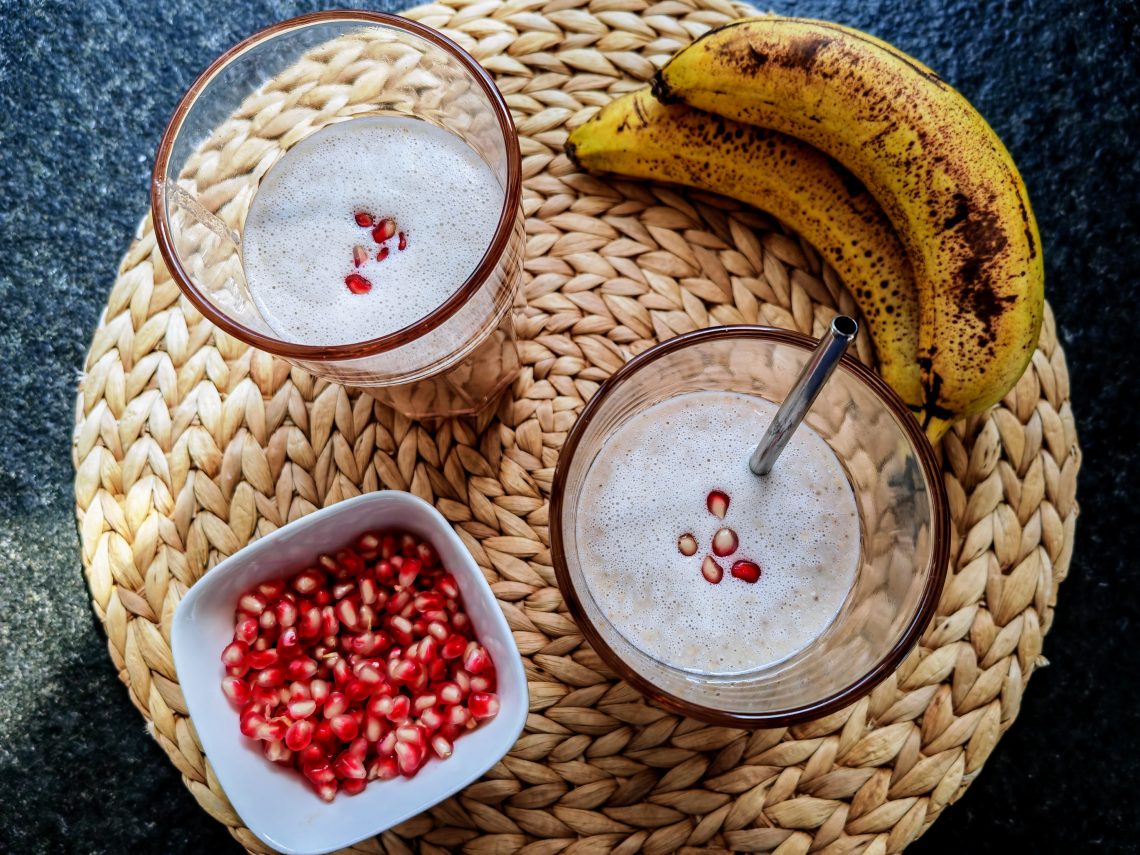 Granatapfel Smoothie mit Banane - ein Rezept für einen gesunden Start in den Tag.