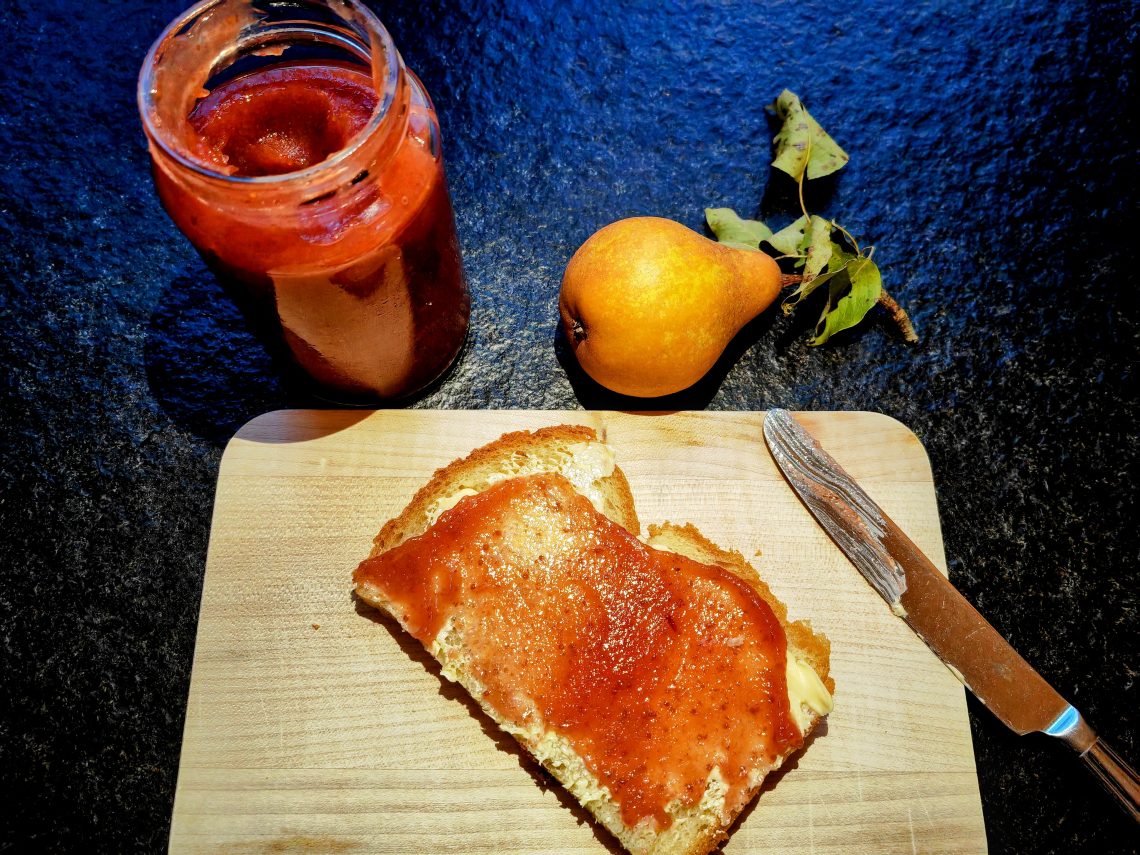 Leckere Feigenmarmelade mit Birne - perfekt als Mitbringsel, Gastgeschenk oder für das Sonntagsfrühstück. Hier findest du ein einfaches Rezept.