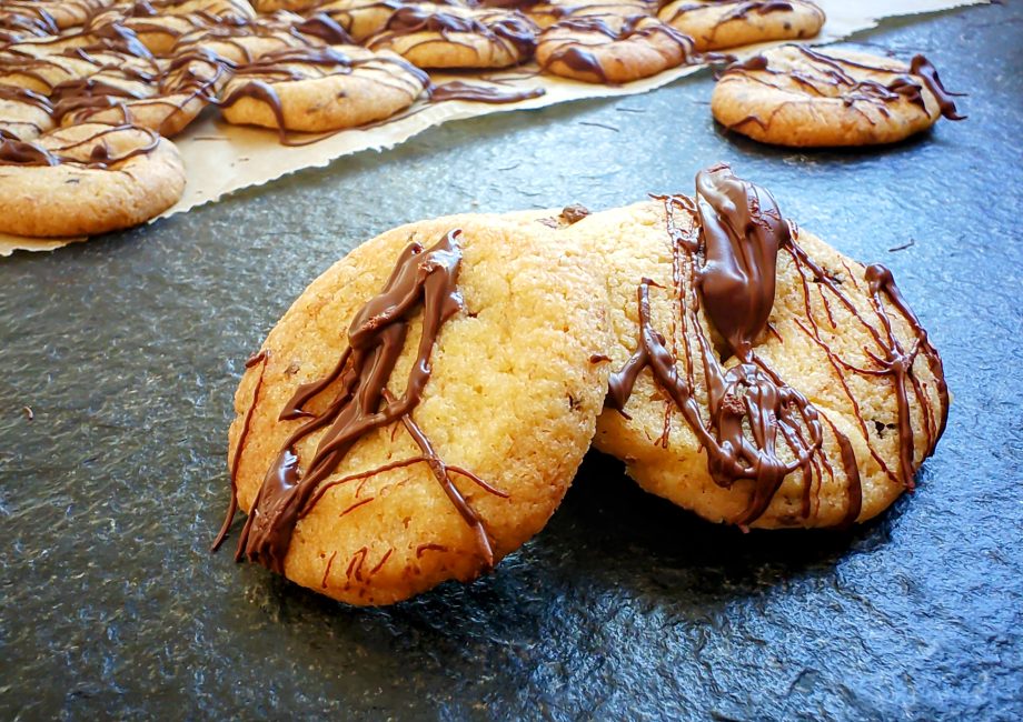 Einfache Kaffekekse, die perfekten Plätzchen zur Weihnachtszeit für Kaffeeliebende. Hier findest du ein veganes Rezept, kinderleicht, schnell und lecker!