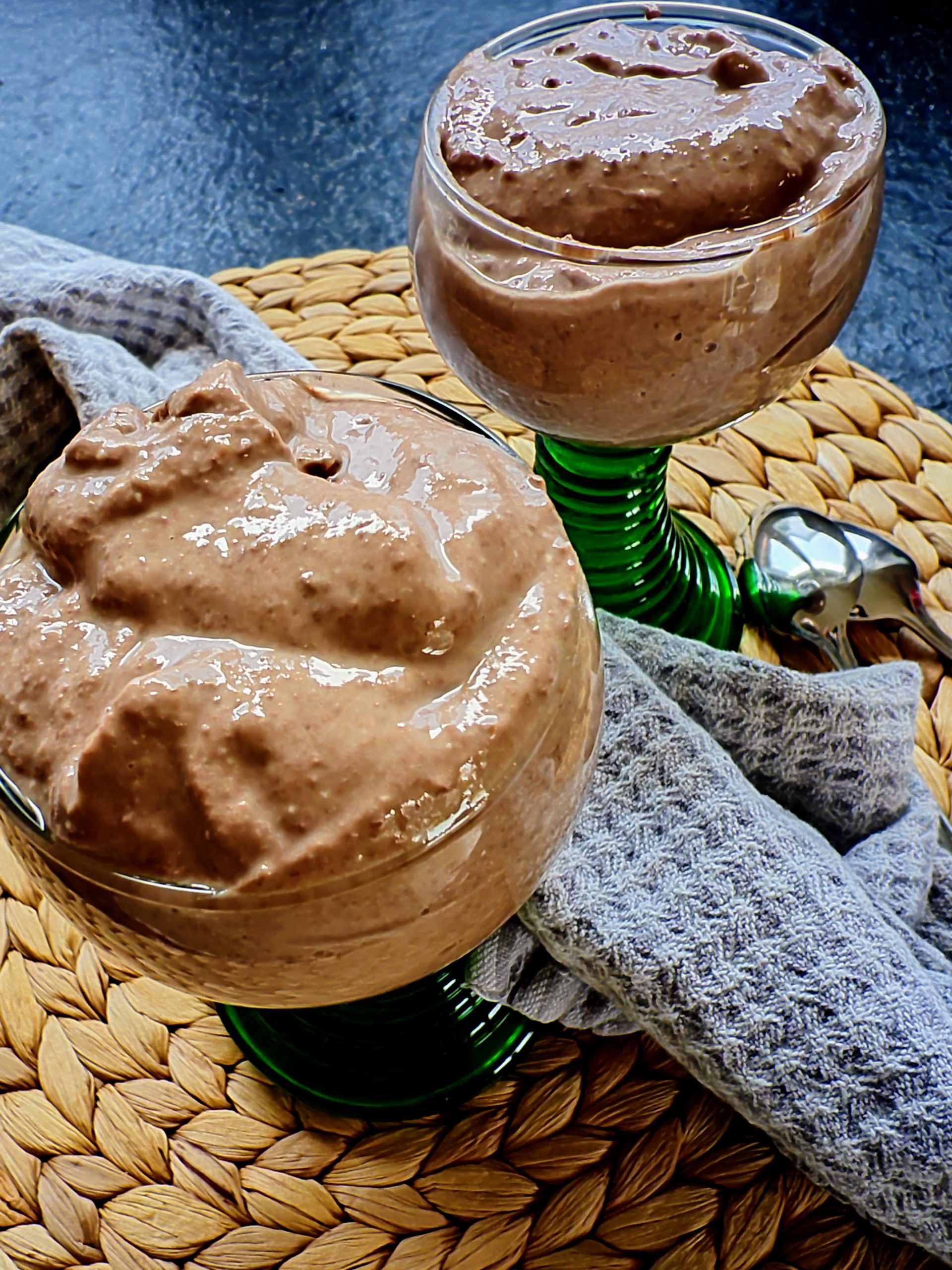 Mousse au Chocolat aus nur 3 Zutaten - schnell und einfach! (vegan ... Mousse au Chocolat aus nur 3 Zutaten - schnell und einfach! (vegan ...