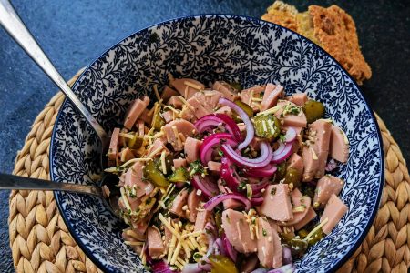 Ein einfaches veganes Rezept für Schweizer Wurstsalat - der beste Salat für Familienfeste, an lauen Sommernächten oder einfach zwischendurch.