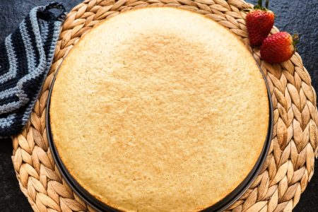 Einfacher Biskuitboden ohne Ei - so einfach, so lecker! Vegan backen - dieses Rezept solltest du ausprobieren!