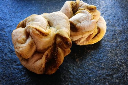 Einfache Pestoknoten aus Pizzateig - einfach, schnell, vegan backen! Hier findest du ein kinderleichtes Rezept mit Schritt für Schritt Anleitung.